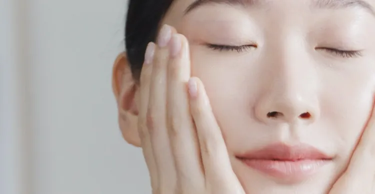 洗顔後、一番最初の肌にスキンピールをご使用ください。