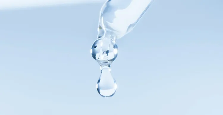 水のようなテクスチャーだからスッと肌に馴染みます。（洗い流し不要）